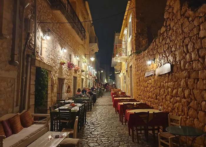 Anaroussa Diros Αρεόπολις